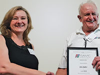 Ann de Beer presents Eric Carter with the SAIMC presenter’s certificate.